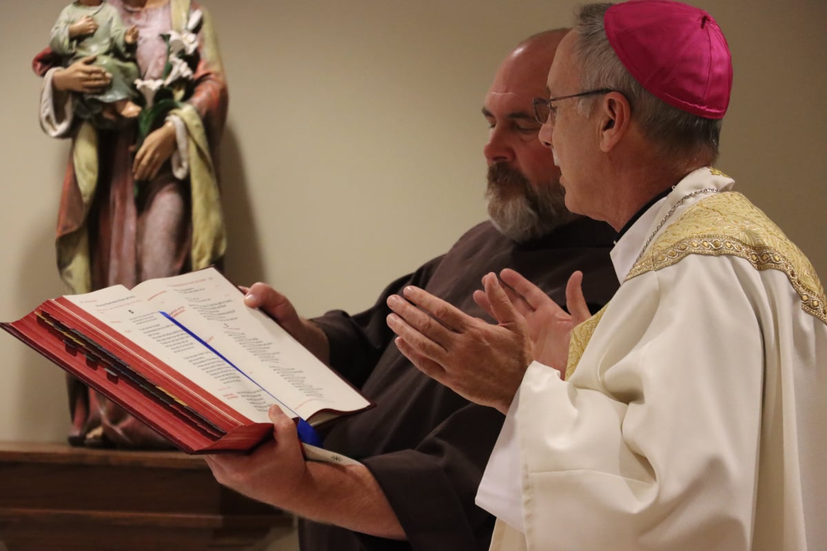 Bishop Luis Zarama celebrating mass